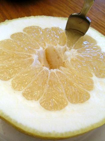 English: A grapefruit from California cut in half