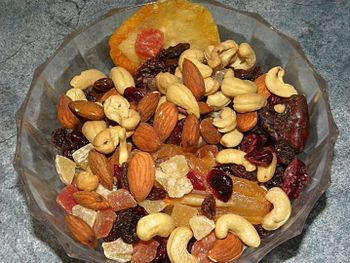 English: Mixed nuts and dried fruit