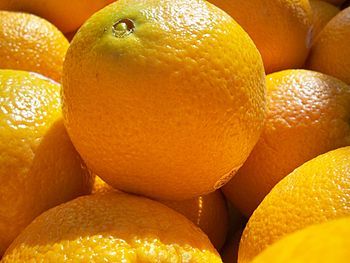 English: Navel oranges at a market.
